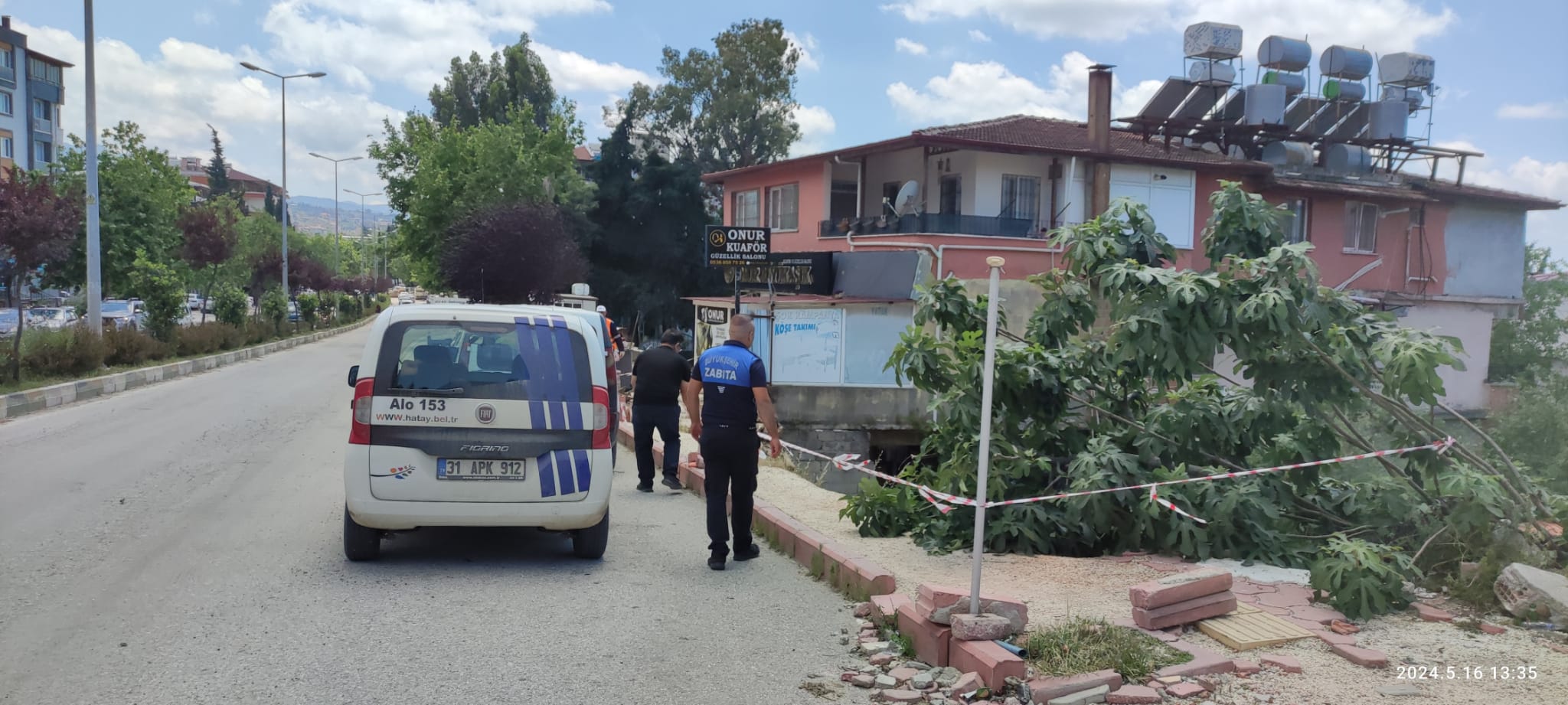 Fakıoğlu Bakkaliyesi çevresinde son yağışlarla birlikte meydana gelen kaldırımda ciddi bir yol kayması ve heyelanın riskinin olduğuna dair vatandaşlardan gelen ihbar üzerine Hatay Büyükşehir Belediye