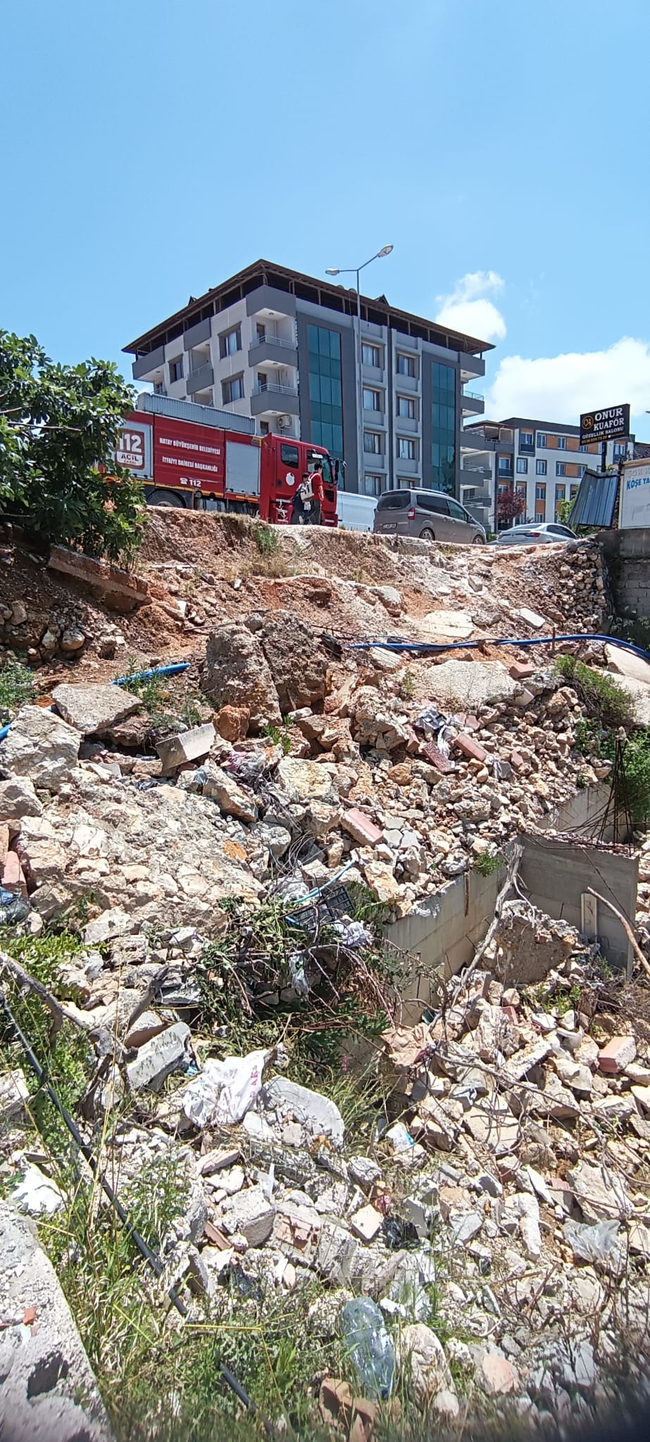 Fakıoğlu Bakkaliyesi çevresinde son yağışlarla birlikte meydana gelen kaldırımda ciddi bir yol kayması ve heyelanın riskinin olduğuna dair vatandaşlardan gelen ihbar üzerine Hatay Büyükşehir Belediye