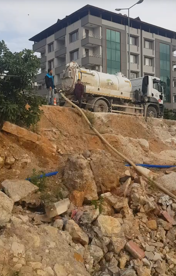 Fakıoğlu Bakkaliyesi çevresinde son yağışlarla birlikte meydana gelen kaldırımda ciddi bir yol kayması ve heyelanın riskinin olduğuna dair vatandaşlardan gelen ihbar üzerine Hatay Büyükşehir Belediye