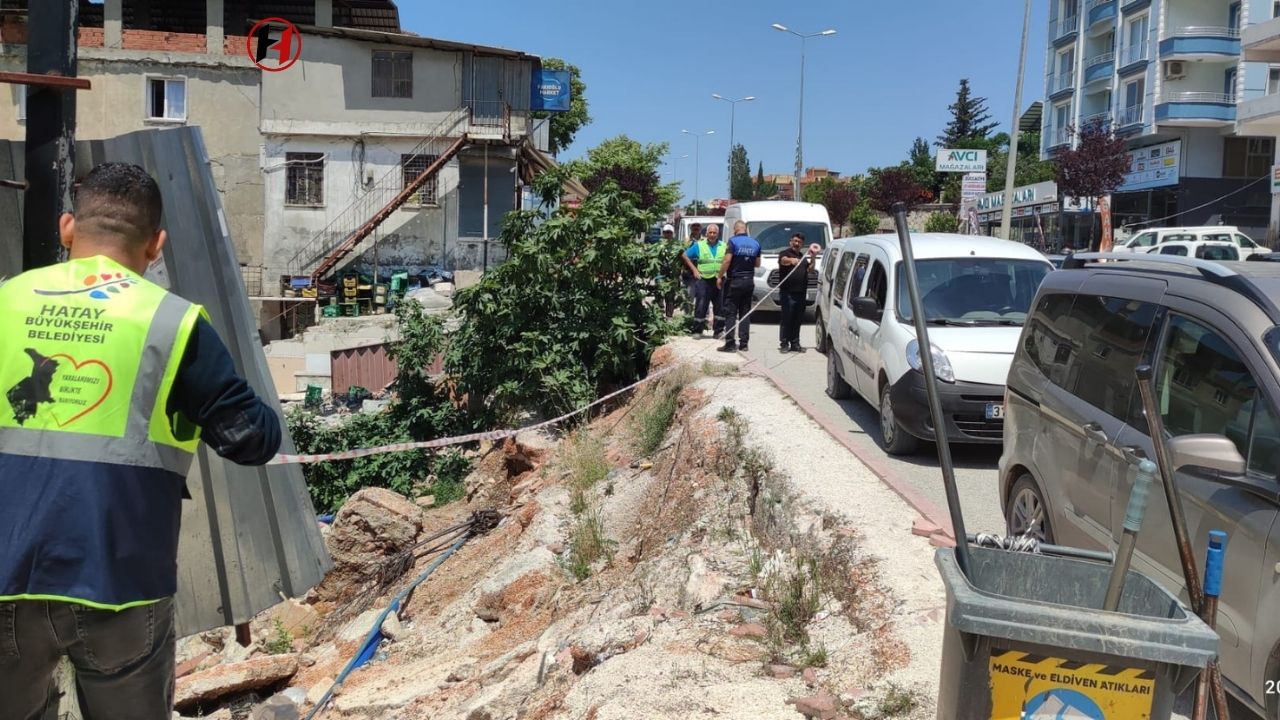 Hatay'da Heyelan Tehlikesi! Yağmurdan Sonra Cadde Kaldırımı Kaydı, Su Boruları Patladı