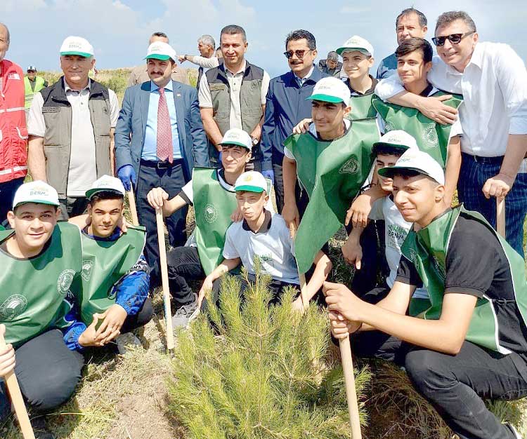 Hatay'da orman yangınlarının önlenmesi ve bilinçlendirmenin artırılması amacıyla "Orman Benim" kampanyası kapsamında Antakya ve Arsuz'da etkinlikler düzenlendi.