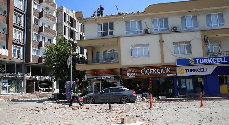 Hatay'ın Payas ilçesinde bir binanın çatı katında kiler olarak kullanılan alanda patlama meydana geldi.