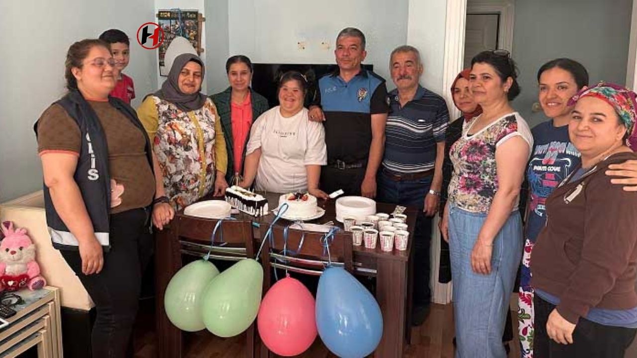 Hatay'da Polislerden Down Sendromlu Genç Kıza Doğum Günü Sürprizi!