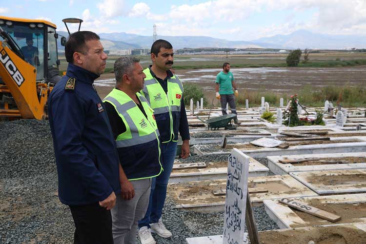 Antakya'da etkili olan sağanak yağış, Narlıca Deprem Şehitleri Mezarlığı'nda çökmelere neden oldu. Çökmeden etkilenen 459 mezar, zemini sağlam bölgeye taşınacak.