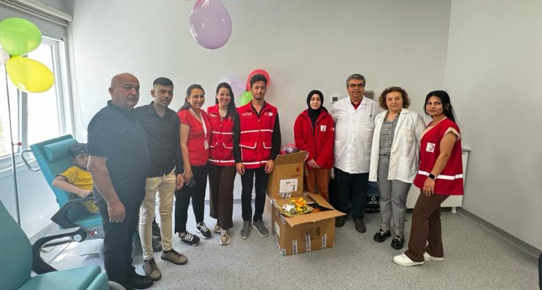 Hatay Talasemi Ve Orak Hücre Anemi Hastalıkları Derneği, 8 Mayıs Dünya Talasemi Günü'nü Hatay Eğitim ve Araştırma Hastanesi Talasemi Merkezi'nde düzenlediği programla kutladı
