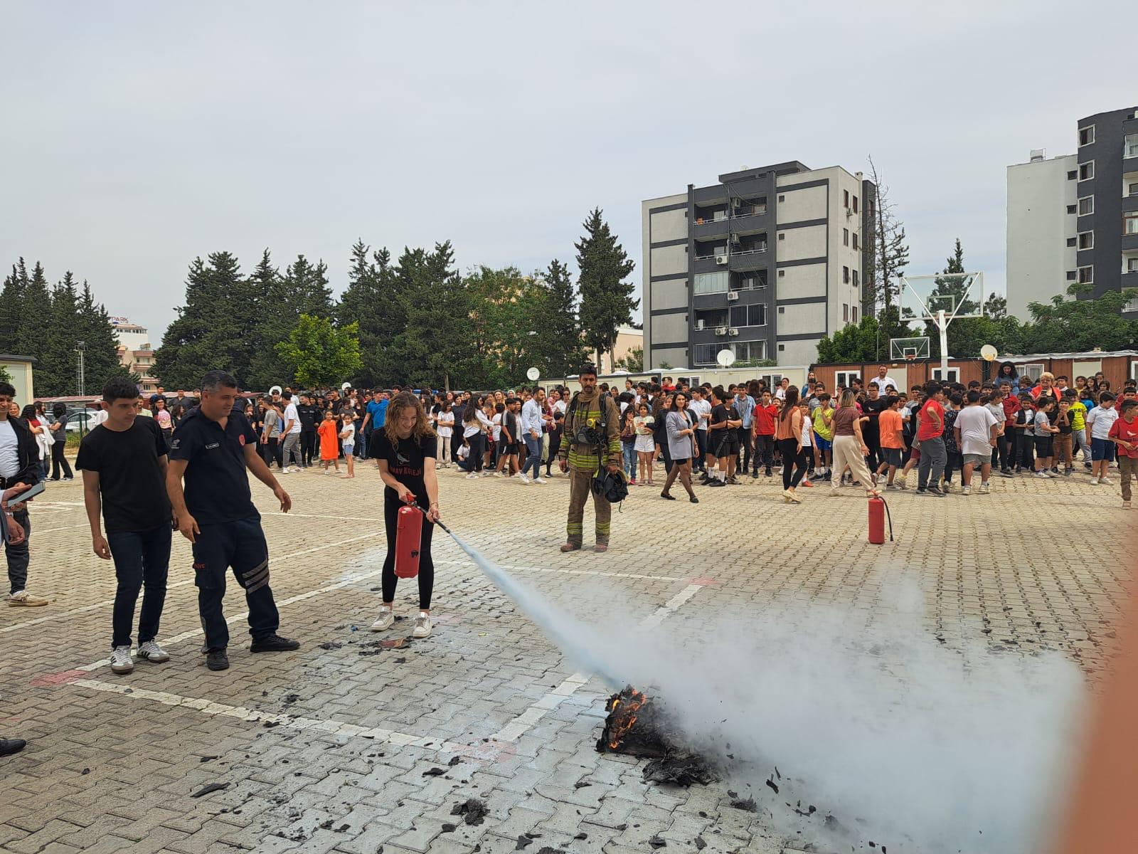 Hatay Büyükşehir Belediyesi, yaz aylarında artan yangın riskine karşı bilinçlendirme çalışmaları kapsamında yangın güvenliği eğitimlerine devam ediyor.