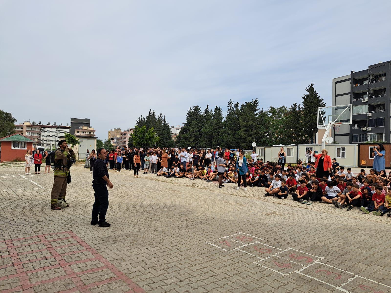 Hatay Büyükşehir Belediyesi, yaz aylarında artan yangın riskine karşı bilinçlendirme çalışmaları kapsamında yangın güvenliği eğitimlerine devam ediyor.