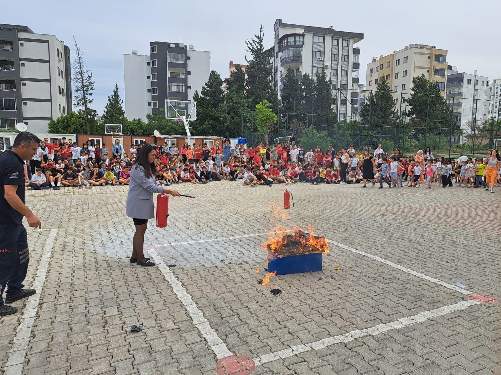 Hatay Büyükşehir Belediyesi, yaz aylarında artan yangın riskine karşı bilinçlendirme çalışmaları kapsamında yangın güvenliği eğitimlerine devam ediyor.