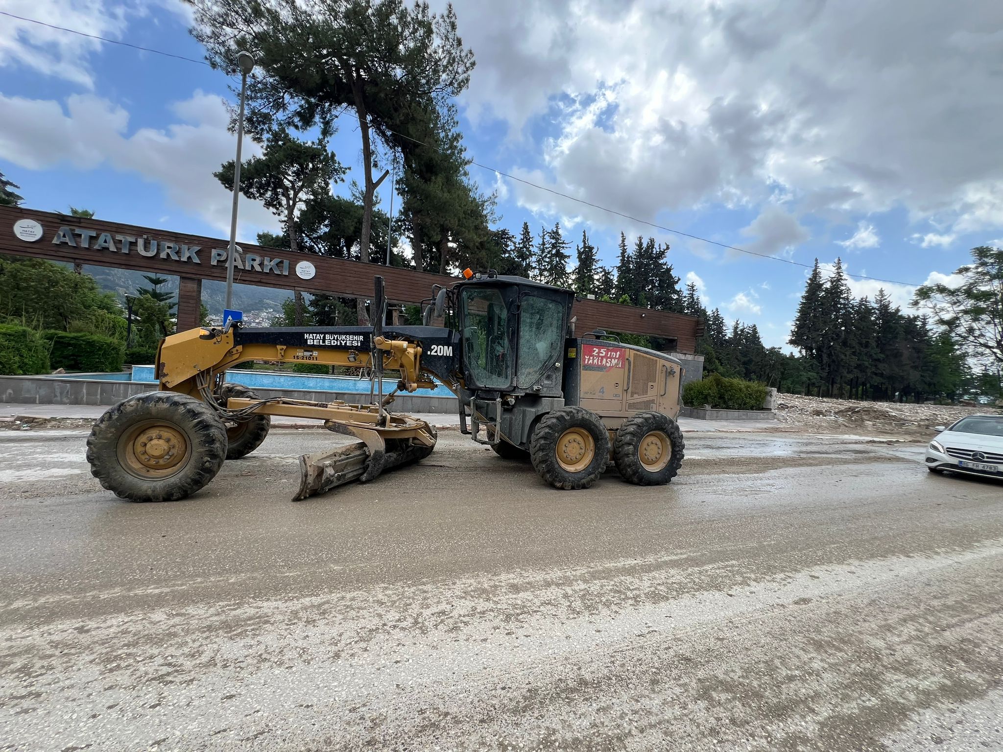 Hatay Büyükşehir Belediyesi (HBB), il genelinde sorumlu olduğu tüm alanlarda çalışmalarını aralıksız sürdürüyor.