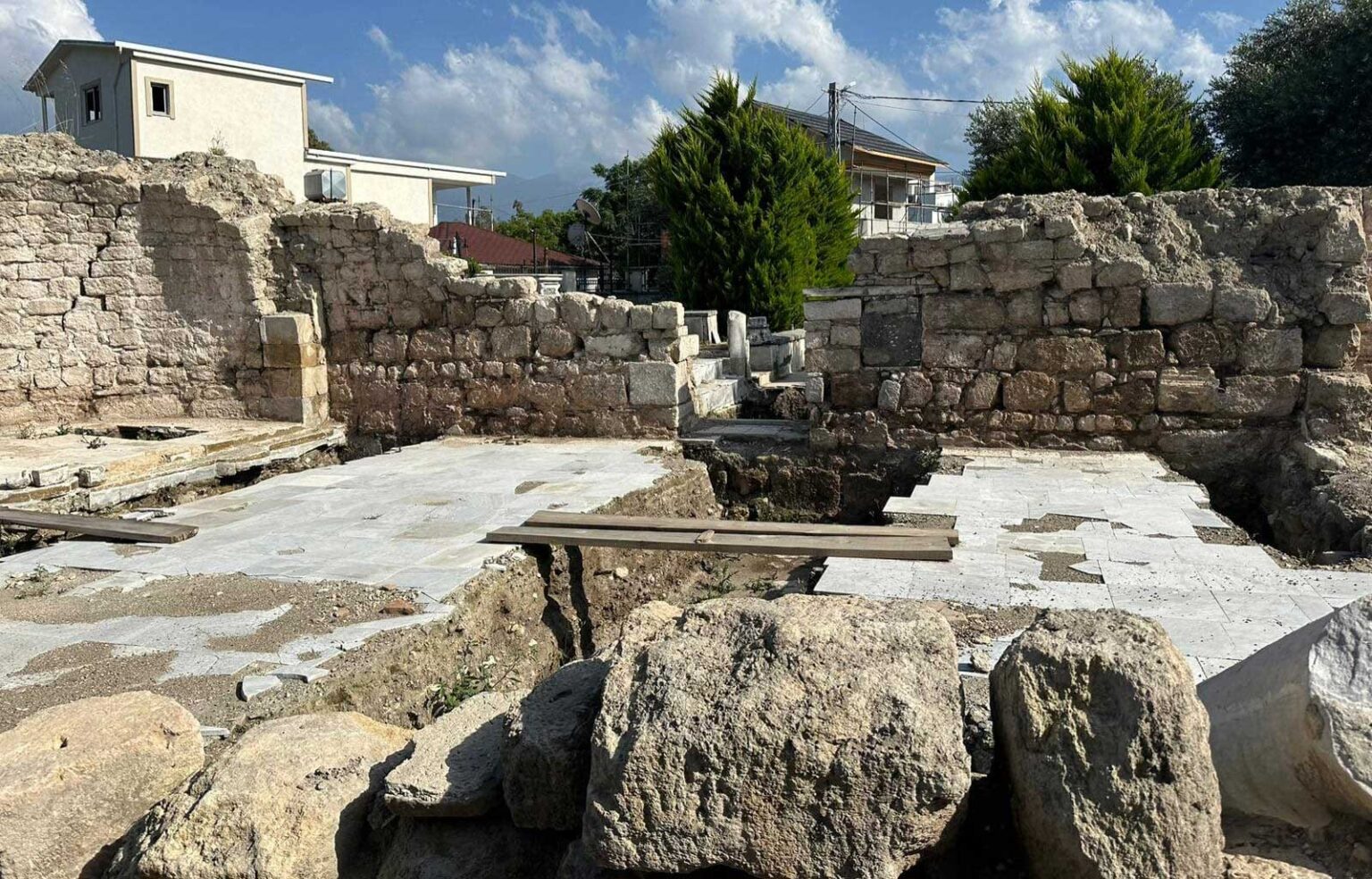 Arsuz Kaymakamı Hasan Gökpınar, depremde hasar gören Mar Yuhanna Rum Ortodoks Kilisesi'nin restorasyon çalışmaları hakkında incelemelerde bulundu.