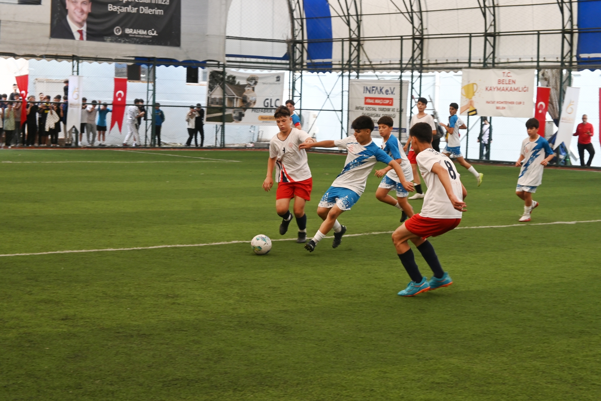 Belen'de heyecanla takip edilen Hatay Konteyner Cup2 Futbol Turnuvası final maçında İskenderun İlçe Milli Eğitim Müdürlüğü ekibi, Arsuz'u penaltılarda yenerek şampiyon oldu.