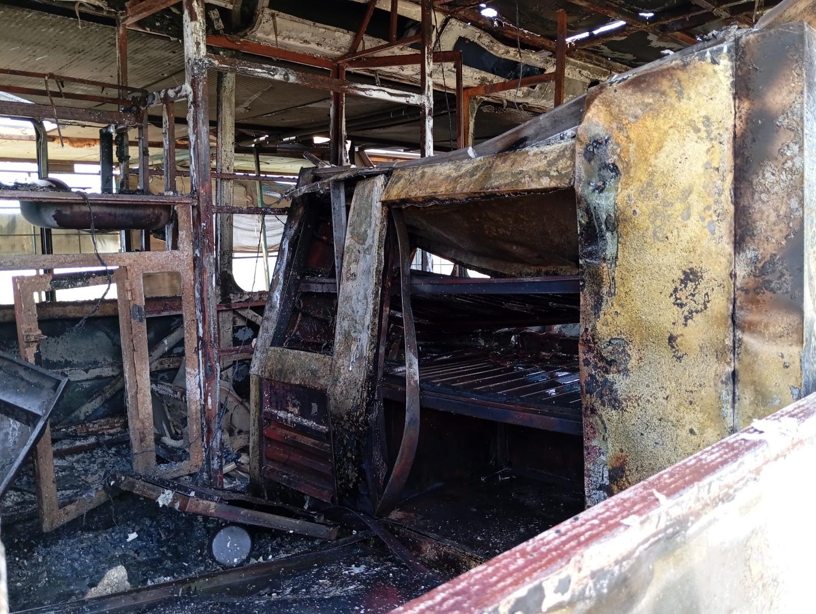 Hatay'ın Samandağ ilçesindeki Yeni Mahalle, Bozağ mevkisinde mevsimsel olarak balık ekmek satışı yapılan bir otobüste yangın çıktı.