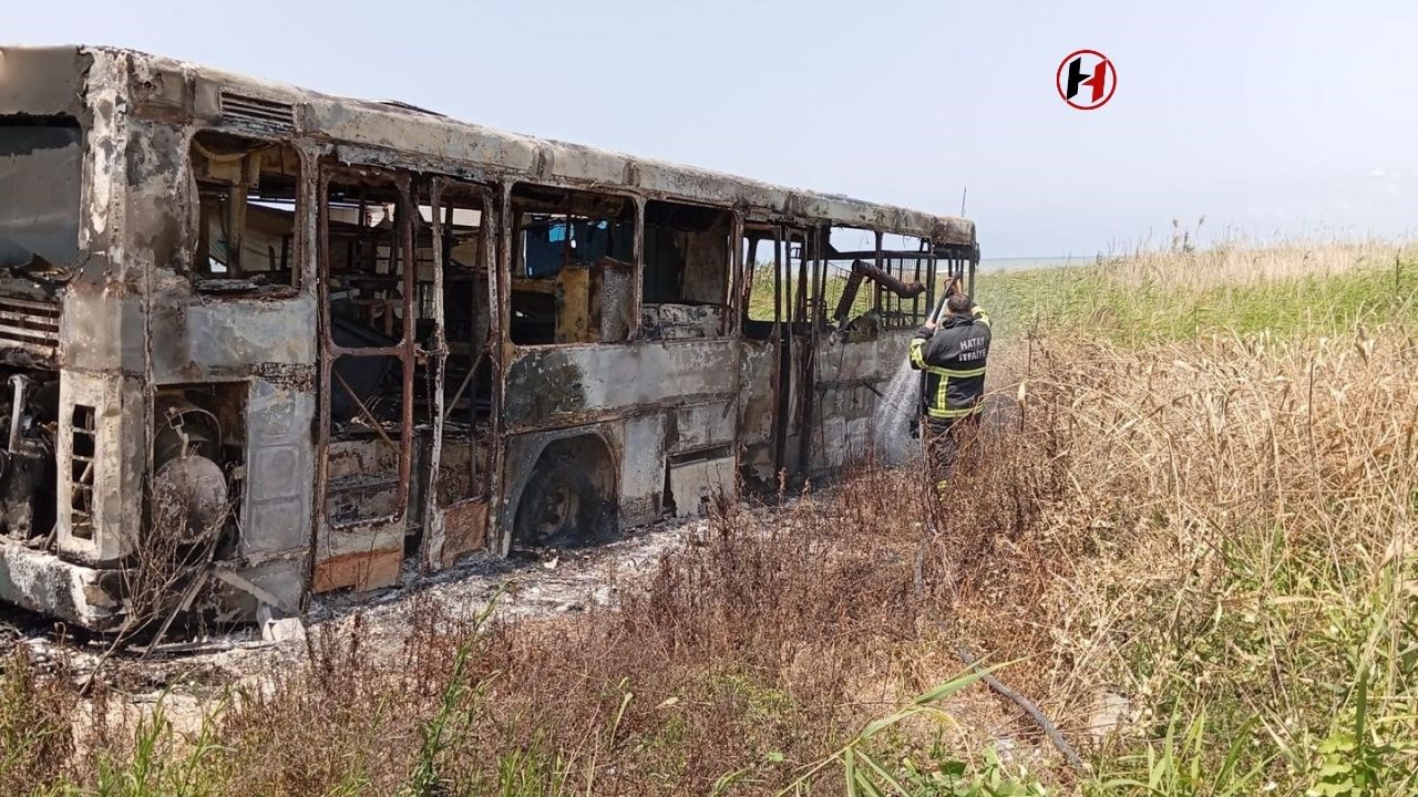 Hatay Samandağ'da Balık Ekmek Otobüsünde Yangın: İtfaiye Ekipleri Hızla Müdahale Etti