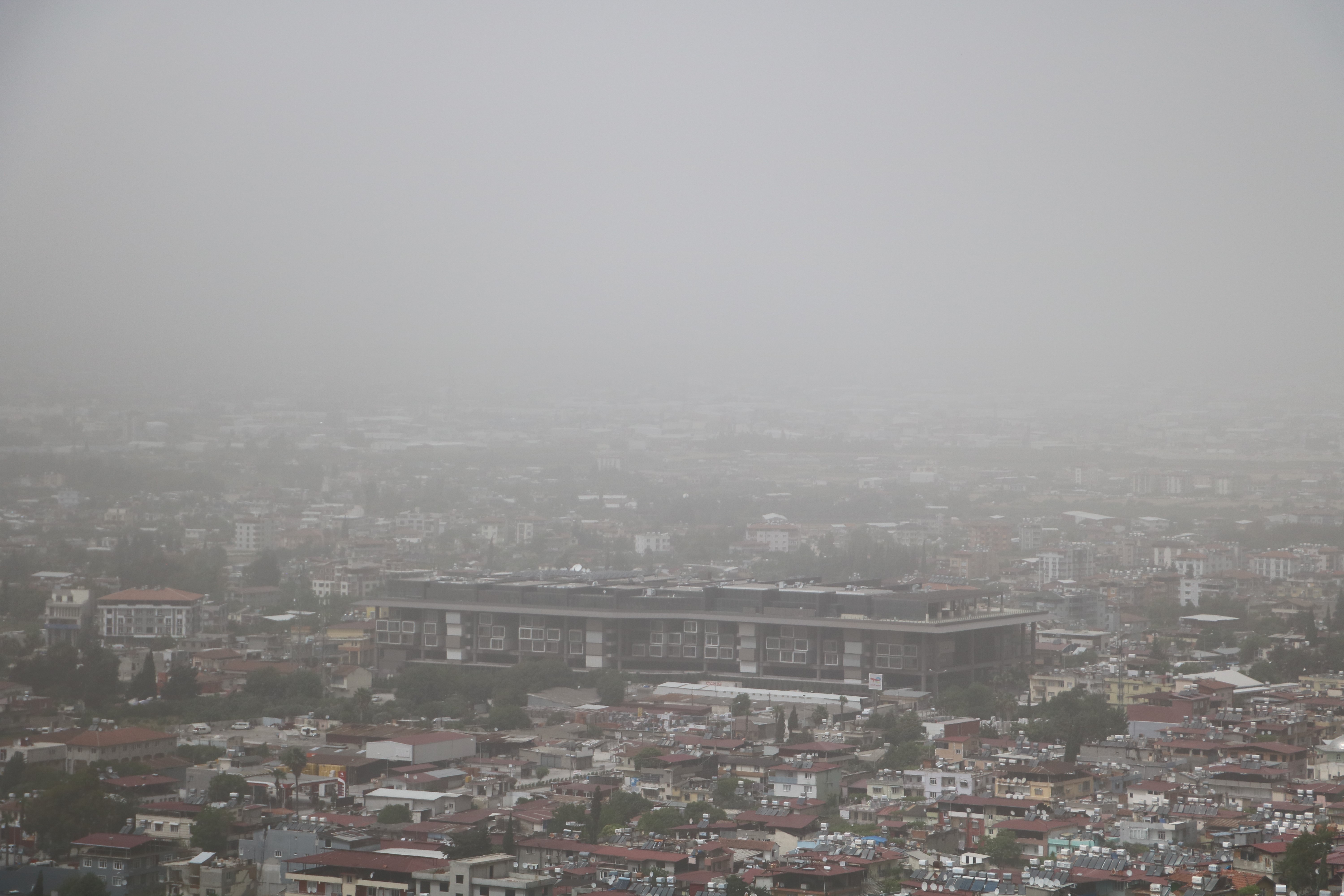 Meteoroloji Genel Müdürlüğü'nün uyarısı gerçekleşti! Suriye'den gelen toz bulutu, Türkiye'nin en güneyinde yer alan Hatay'ı da etkisi altına aldı.