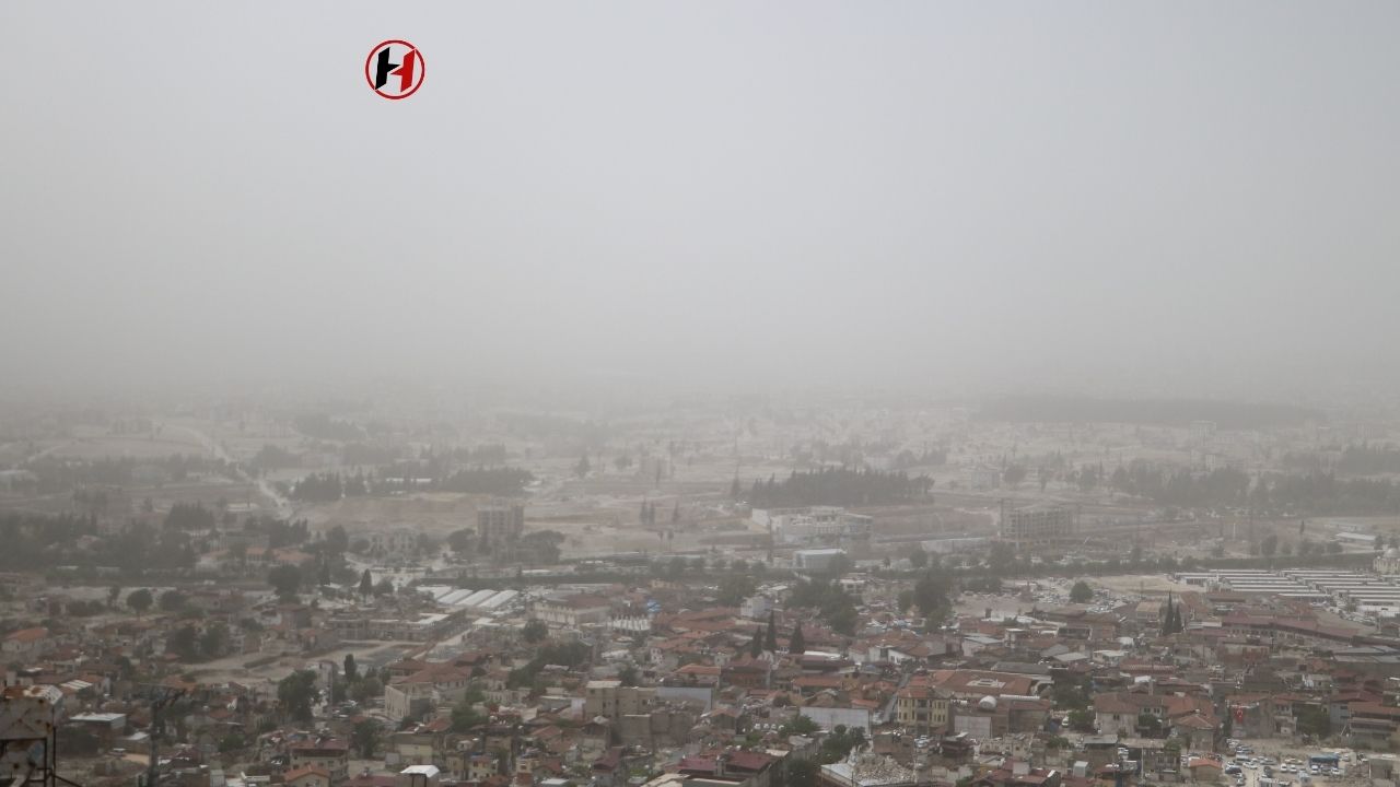 Hatay Toz Bulutuyla Kaplandı! Görüş Mesafesi Düştü, Vatandaşlar Zorlandı