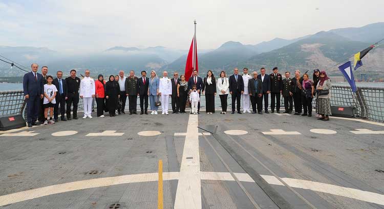 Vali Mustafa Masatlı, 19 Mayıs Atatürk'ü Anma Gençlik ve Spor Bayramı dolayısıyla İskenderun Körfezi'nde vatandaşların ziyaretine açılan TCG Gökova Türk Savaş Gemisi'ni ziyaret etti.