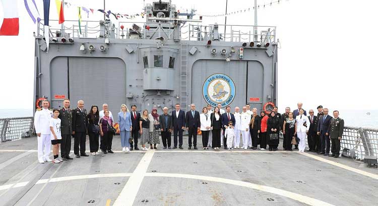 Vali Mustafa Masatlı, 19 Mayıs Atatürk'ü Anma Gençlik ve Spor Bayramı dolayısıyla İskenderun Körfezi'nde vatandaşların ziyaretine açılan TCG Gökova Türk Savaş Gemisi'ni ziyaret etti.