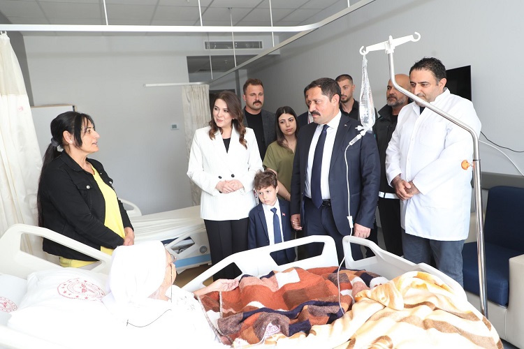 Hatay Valisi Mustafa Masatlı eşi Esra Masatlı ile birlikte şehit anneleri ve hastanede tedavi gören anneleri ziyaret ederek Anneler Gününü kutladı.