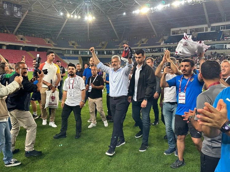 Hatayspor, Süper Lig'de kalma mücadelesinde Çaykur Rizespor'u 2-0 mağlup ederek ligde kalmayı başardı. 