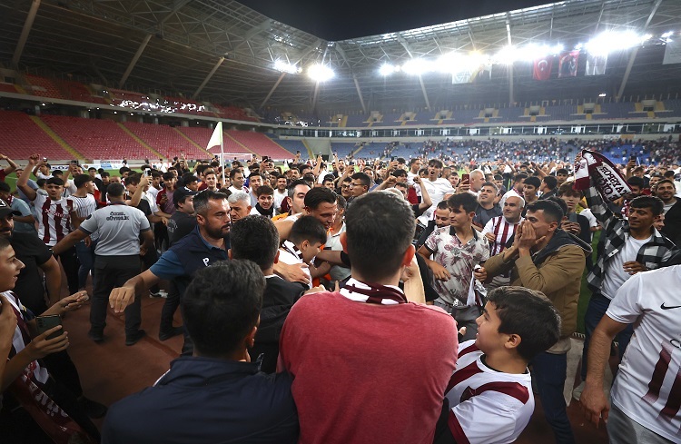 Hatayspor, Süper Lig'in son haftasında Rizespor'u 2-0 mağlup ederek nefes kesici bir mücadelenin ardından ligde kalmayı başardı. 
