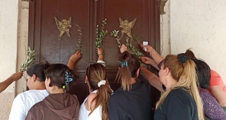 Hatay'ın İskenderun ilçesinde geçen yıl depremde hasar gören ve kutlamalara kapatılan Aziz Corch Kilisesi'nde bu yıl Hıdırellez'de farklı bir görüntü yaşandı. 