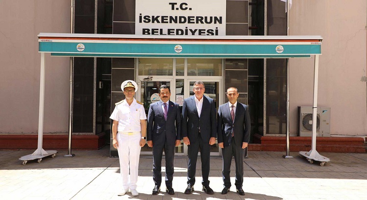 Hatay Valisi Mustafa Masatlı, 31 Mart Mahallî İdareler Seçimi'nin ardından İskenderun Belediye Başkanı seçilen Mehmet Dönmez'i ziyaret etti.
