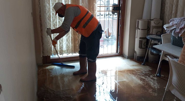 İskenderun'da şiddetli yağmur sonrası taşan kanalizasyon sistemi, Piri Reis Mahallesi 156 Sokak'ta ikamet eden Şehmuz Doğan'ın evini kullanılamaz hale getirdi.
