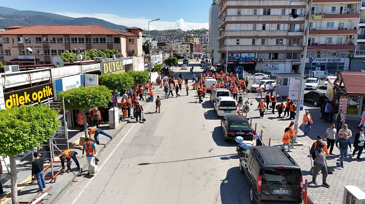 6 Şubat Depreminin Ardından İskenderun Temizleniyor: 120 Okul, Sivil Toplum Kuruluşları ve Vatandaşlar Ellerinde Beyaz Eldivenlerle Sokaklarda!