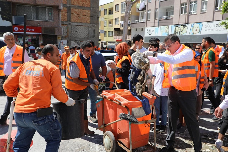 6 Şubat Depreminin Ardından İskenderun Temizleniyor: 120 Okul, Sivil Toplum Kuruluşları ve Vatandaşlar Ellerinde Beyaz Eldivenlerle Sokaklarda!