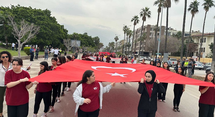 İskenderun'da 15-21 Mayıs Gençlik Haftası ve 19 Mayıs Atatürk'ü Anma, Gençlik ve Spor Bayramı kutlama etkinlikleri coşkulu bir yürüyüşle başladı. 