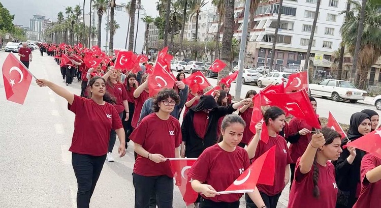 İskenderun'da 15-21 Mayıs Gençlik Haftası ve 19 Mayıs Atatürk'ü Anma, Gençlik ve Spor Bayramı kutlama etkinlikleri coşkulu bir yürüyüşle başladı. 