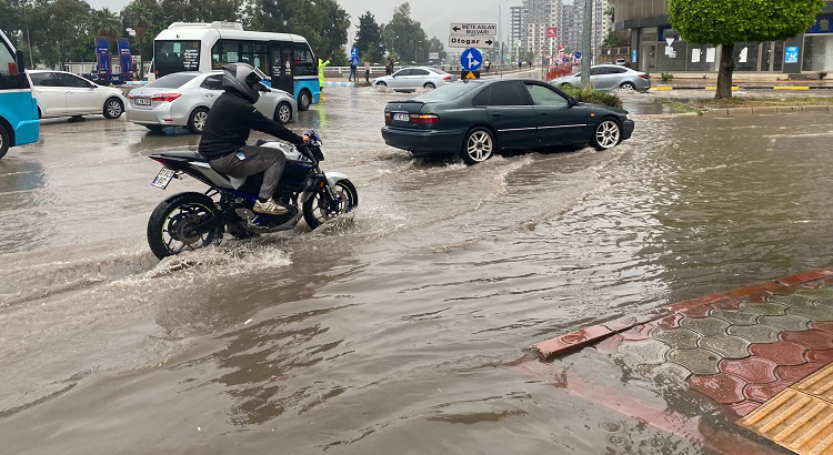 İskenderun'da sabah saatlerinde başlayan ve şiddetini artıran sağanak yağış, hayatı olumsuz etkiledi