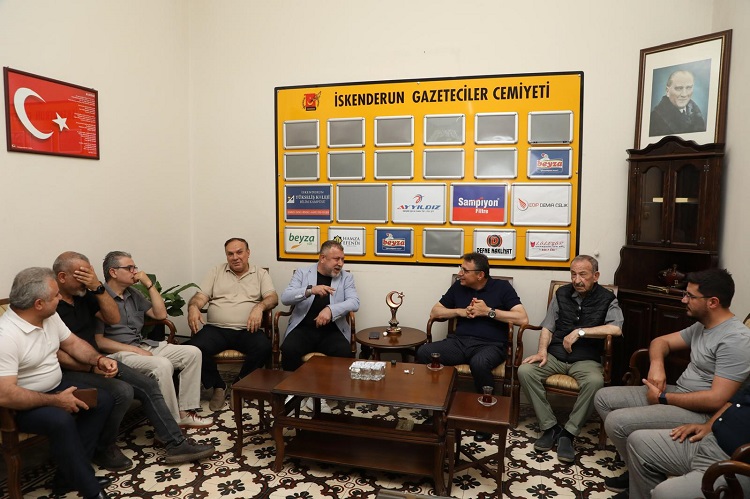 İskenderun Kaymakamı Murat Sefa Demiryürek, ilçe protokolü ile birlikte İskenderun Gazeteciler Cemiyeti'nin (İGC) kuruluşunun 61. yıl dönümü dolayısıyla kutlama ziyareti gerçekleştirdi