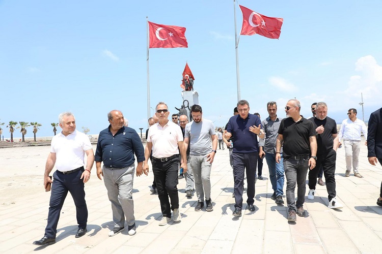 İskenderun Kaymakamı Murat Sefa Demiryürek, ilçe protokolü ile birlikte İskenderun Gazeteciler Cemiyeti'nin (İGC) kuruluşunun 61. yıl dönümü dolayısıyla kutlama ziyareti gerçekleştirdi