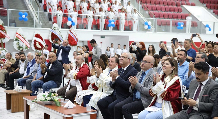 İskenderun Teknik Üniversitesi (İSTE) Barbaros Hayrettin Gemi İnşaatı ve Denizcilik Fakültesi, 2023-2024 akademik yılı mezuniyet törenini coşkulu bir törenle gerçekleştirdi.