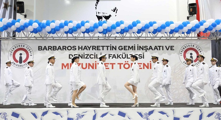 İskenderun Teknik Üniversitesi (İSTE) Barbaros Hayrettin Gemi İnşaatı ve Denizcilik Fakültesi, 2023-2024 akademik yılı mezuniyet törenini coşkulu bir törenle gerçekleştirdi.