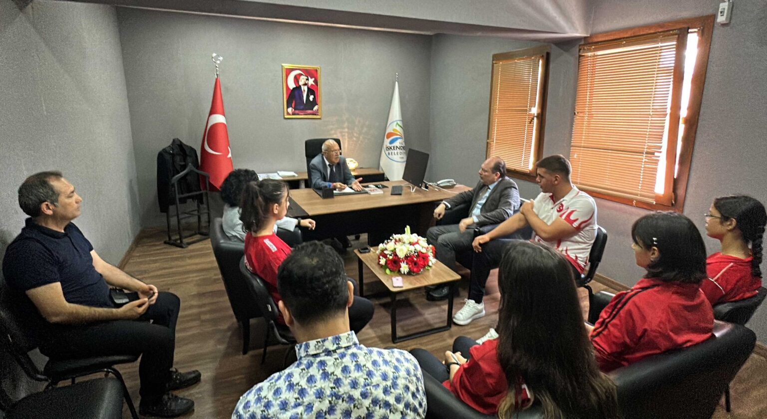 Milli sporcular, Gençlik Haftası ve 19 Mayıs Atatürk'ü Anma Gençlik ve Spor Bayramı dolayısıyla İskenderun Kaymakamı Murat Sefa Demiryürek ve Belediye Başkanvekili Emin Dönmez'i ziyaret etti.