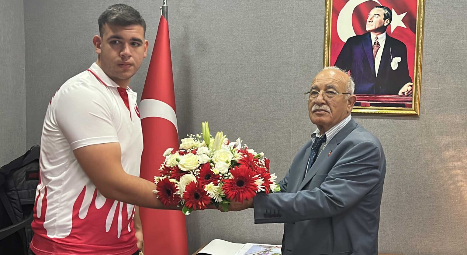 Milli sporcular, Gençlik Haftası ve 19 Mayıs Atatürk'ü Anma Gençlik ve Spor Bayramı dolayısıyla İskenderun Kaymakamı Murat Sefa Demiryürek ve Belediye Başkanvekili Emin Dönmez'i ziyaret etti.