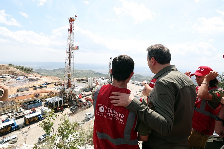 İskenderun Teknik Üniversitesi Petrol ve Doğalgaz Mühendisliği öğrencileri, Enerji ve Tabii Kaynaklar Bakanı Alparslan Bayraktar ile Gabar Dağı’nda bir araya geldi.