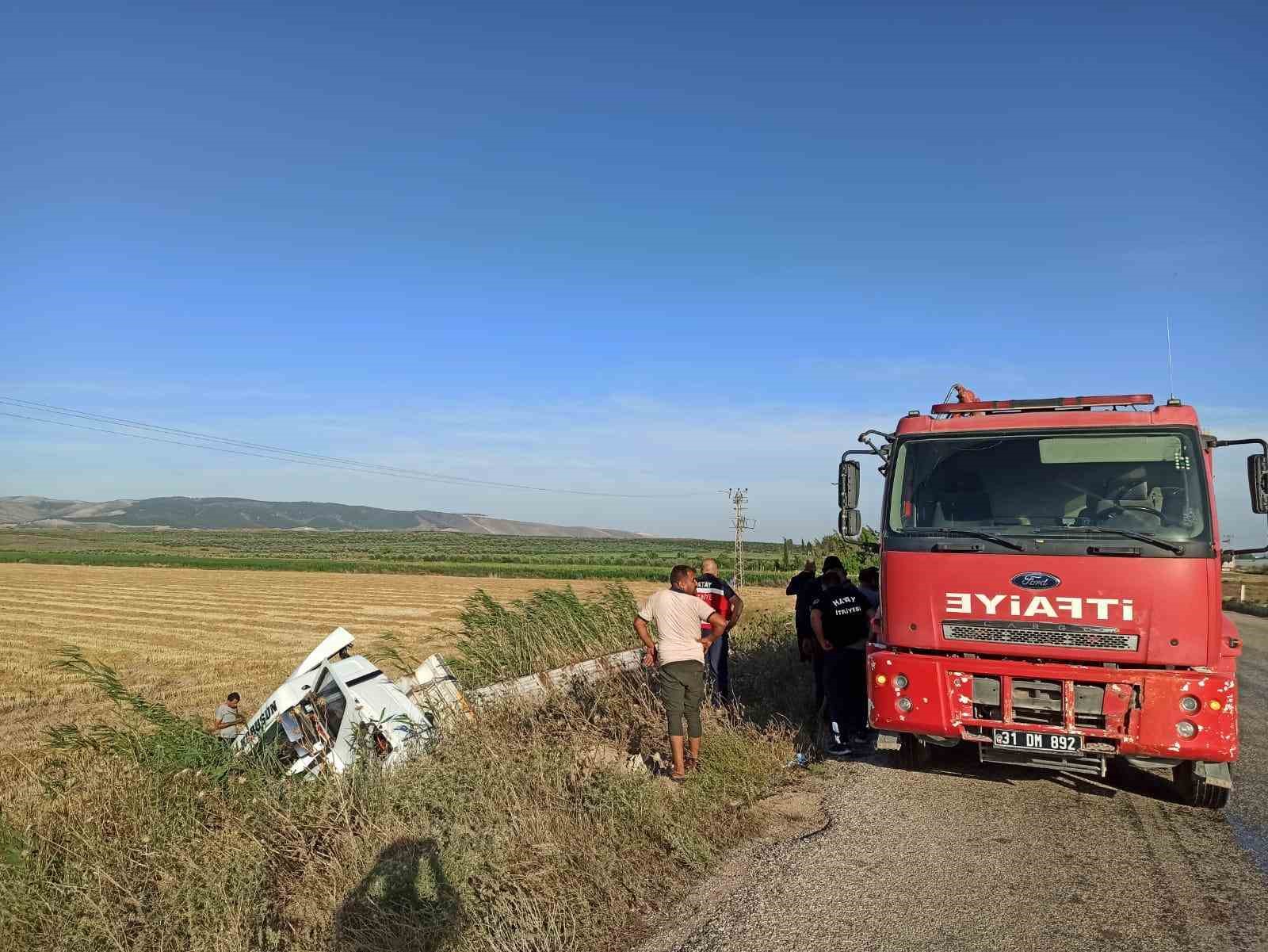 Kumlu'da bir tır tarlaya devrildi