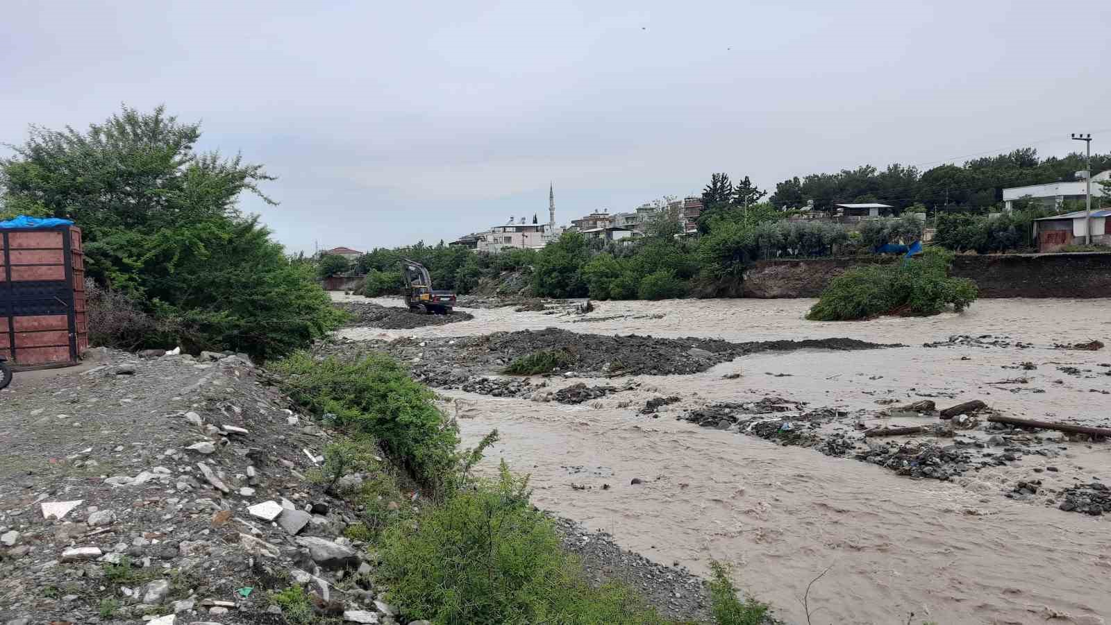 Kuvvetli sel yolu ikiye böldü