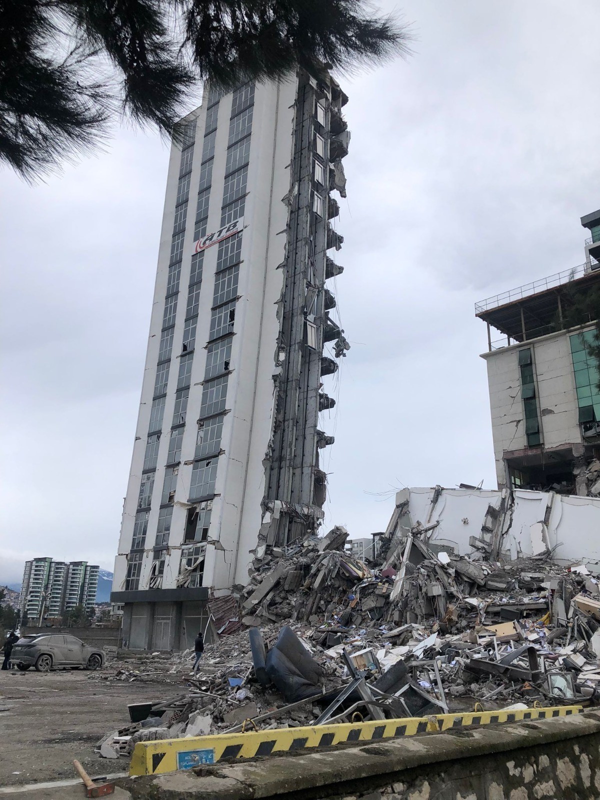 Hatay'ın İskenderun ilçesinde 6 Şubat 2023'teki depremde yıkılan ve 14 kişinin hayatını kaybetmesine neden olan 17 katlı MCG Towers binasıyla ilgili dava devam ediyor. 