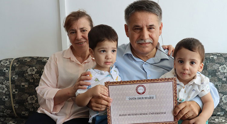 Hatay'da yaşayan 63 yaşındaki İsmail Güzelmansur, ön lisans, lisans ve yüksek lisans programlarında 8 diploma almasına rağmen öğrenmeye doymadı. 