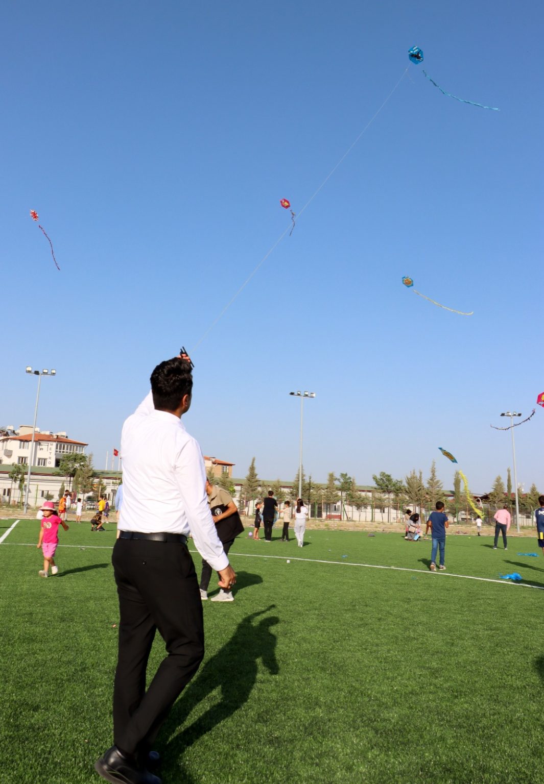 Hatay'ın Altınözü ilçesinde "Yüreğimizdeki Işık Projesi" kapsamında düzenlenen "Hayallerimize Uçuyoruz" Uçurtma Uçurma etkinliği, çocuklara unutulmaz bir gün yaşattı.