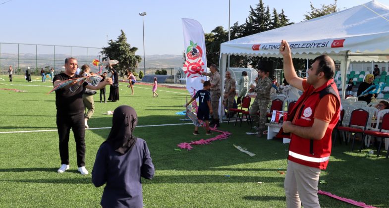 Hatay'ın Altınözü ilçesinde "Yüreğimizdeki Işık Projesi" kapsamında düzenlenen "Hayallerimize Uçuyoruz" Uçurtma Uçurma etkinliği, çocuklara unutulmaz bir gün yaşattı.