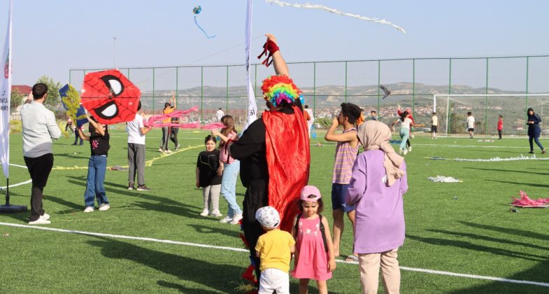 Hatay'ın Altınözü ilçesinde "Yüreğimizdeki Işık Projesi" kapsamında düzenlenen "Hayallerimize Uçuyoruz" Uçurtma Uçurma etkinliği, çocuklara unutulmaz bir gün yaşattı.