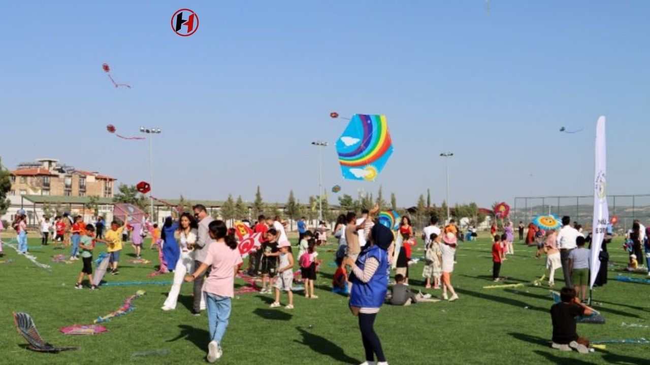 Altınözü'nde Hayaller Gökyüzüne Uçtu! Uçurtma Şenliği Renkli Görüntülere Sahne Oldu