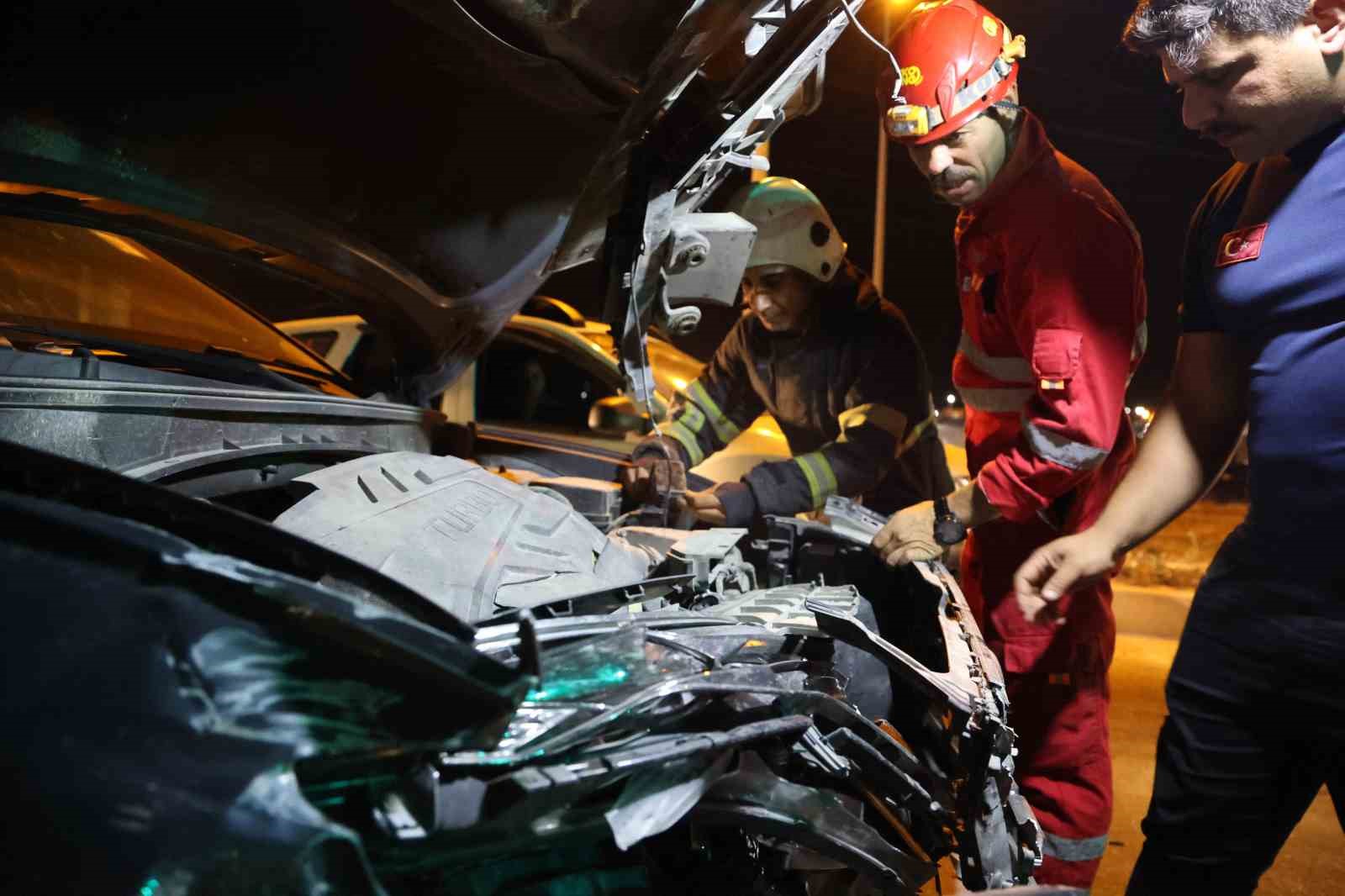 Antakya’da 2 otomobilin çarpıştığı kazada 1 kişi yaralandı