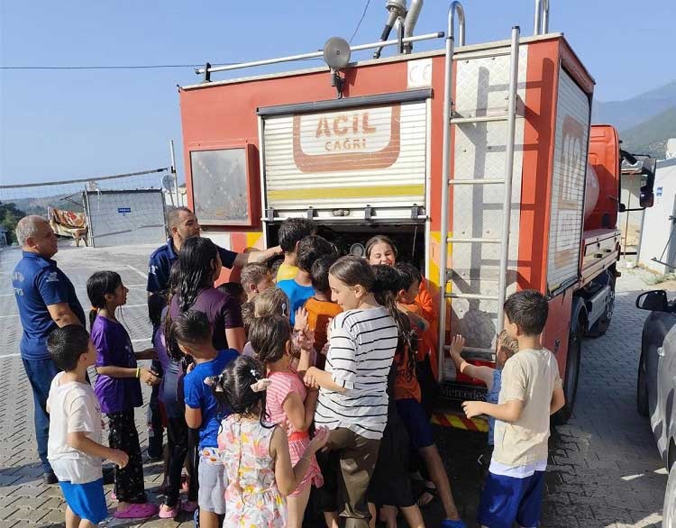 Hatay'ın Belen ilçesinde konteyner kentte yaşayan öğrenciler, sıcaktan bunalınca imdada itfaiye ekipleri yetişti.