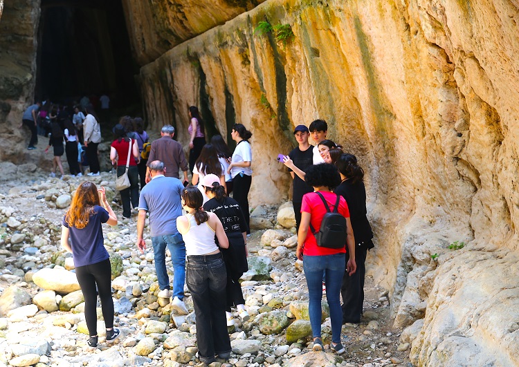 Hatay'da depremlerden etkilenmeyen tarihi Titus Tüneli, Kurban Bayramı tatilinde yerli ve yabancı turistlerden yoğun ilgi gördü.